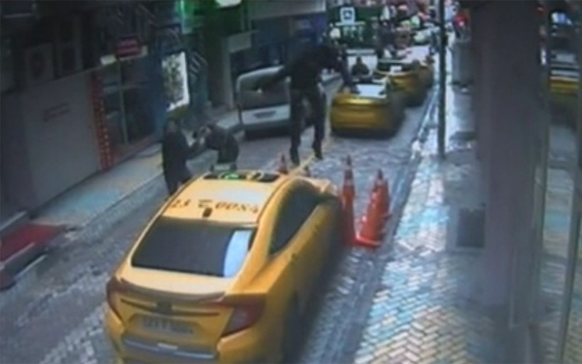 Elazığ'da bir kişi ikinci kattan taksinin üzerine düştü - Resim: 4