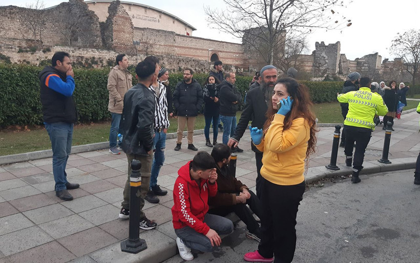 İstanbul Zeytinburnu'nda durağa yanaşan otobüsler çarpıştı 7 yaralı - Resim: 4