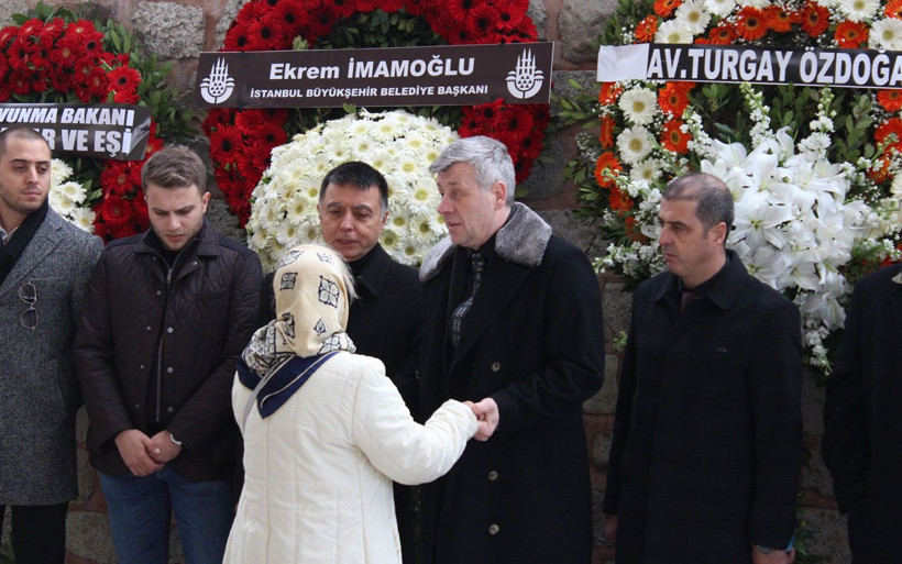 Metin Şentürk kaybettiği babası Şükrü Şentürk'ü bugün son yolculuğuna uğurladı - Resim: 2