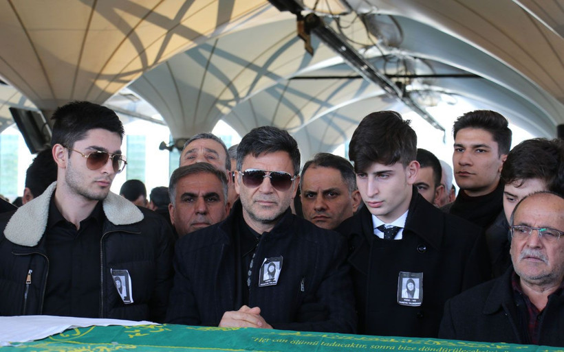 Şarkıcı İzzet Yıldızhan'ın annesi toprağa verildi - Resim: 3