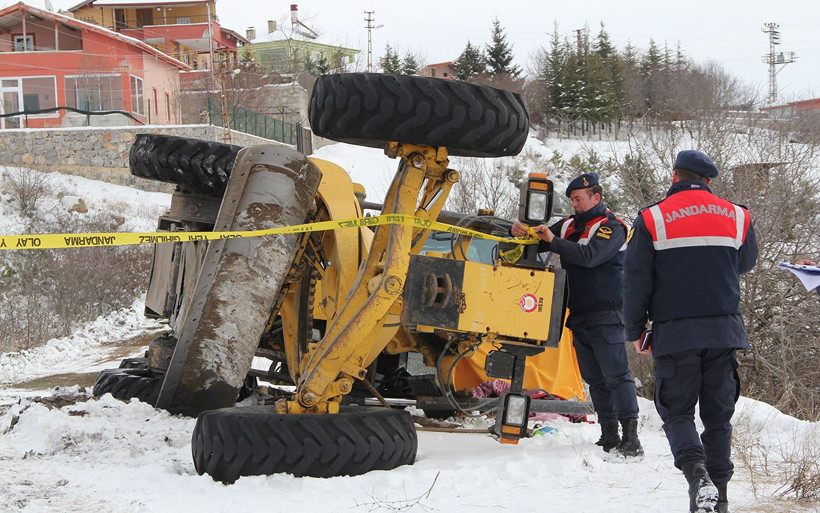 Çorum'da devrilen greyderin altında kalan muhtar öldü - Resim: 1