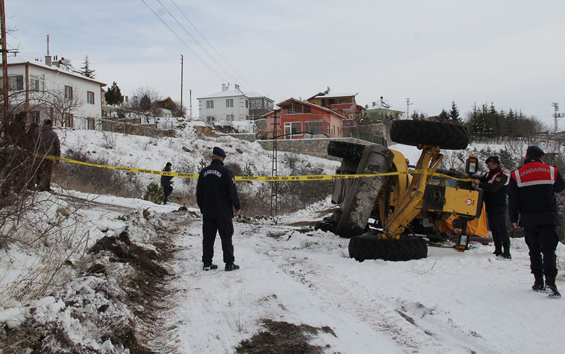 Çorum'da devrilen greyderin altında kalan muhtar öldü - Resim: 3