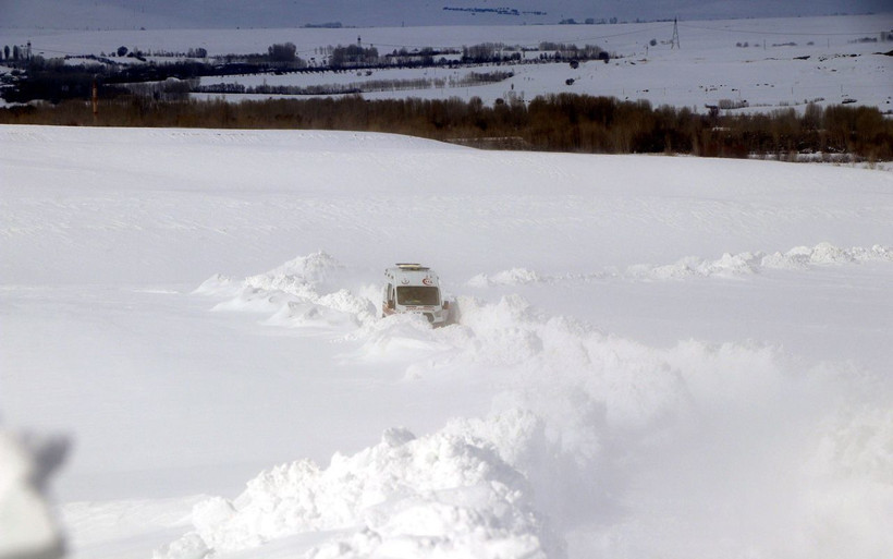 Van'da doğum sancıları tutan kadın 5 saatlik karla mücadele sonunda hastaneye ulaştırıldı - Resim: 1