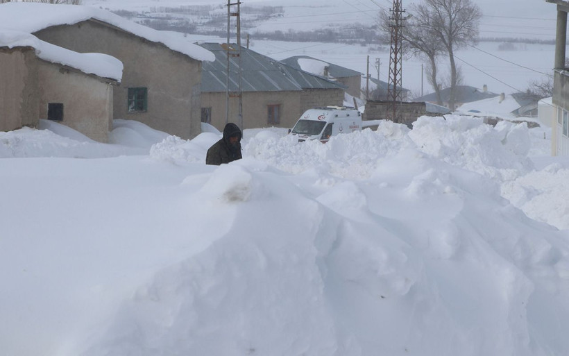 Van'da doğum sancıları tutan kadın 5 saatlik karla mücadele sonunda hastaneye ulaştırıldı - Resim: 2