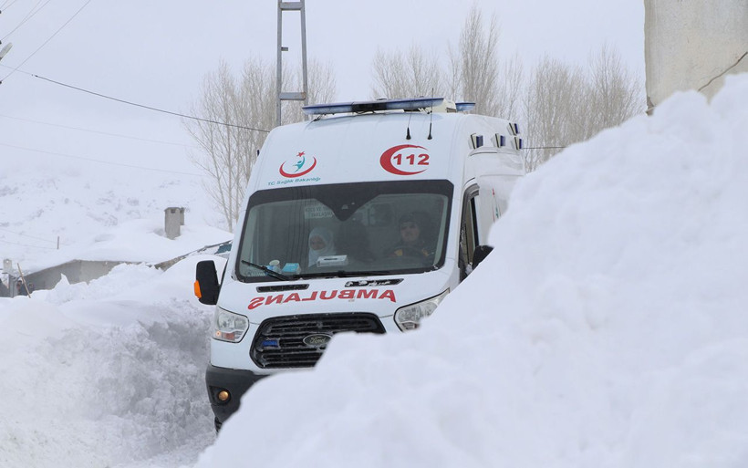 Van'da doğum sancıları tutan kadın 5 saatlik karla mücadele sonunda hastaneye ulaştırıldı - Resim: 3