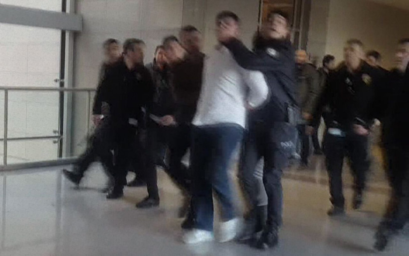 İstanbul Çağlayan'da 18 yıl ceza alan sanık kapıyı kırarak kaçmaya çalıştı - Resim: 2