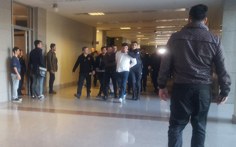 İstanbul Çağlayan'da 18 yıl ceza alan sanık kapıyı kırarak kaçmaya çalıştı - Resim: 1