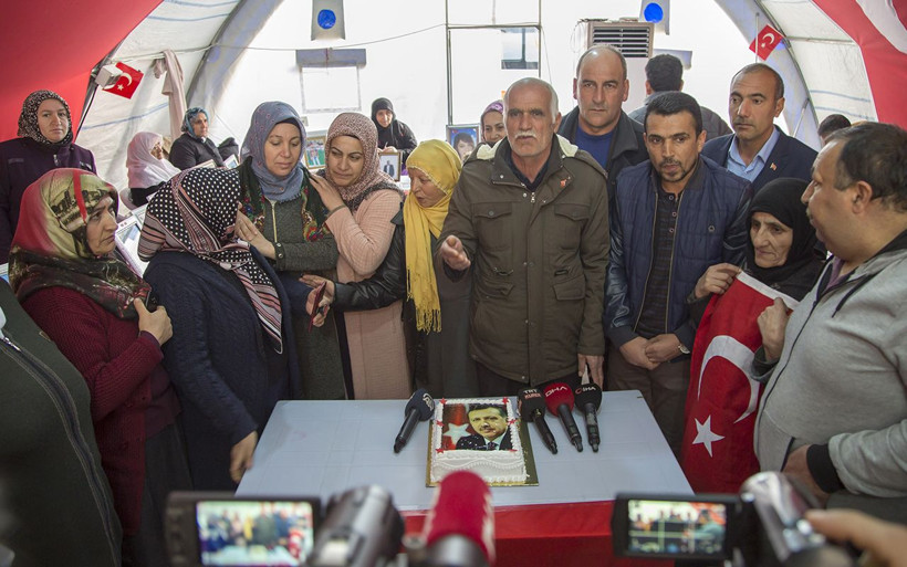 Cumhurbaşkanı Erdoğan'dan Diyarbakır HDP binası önündeki ailelere teşekkür telefonu - Resim: 1