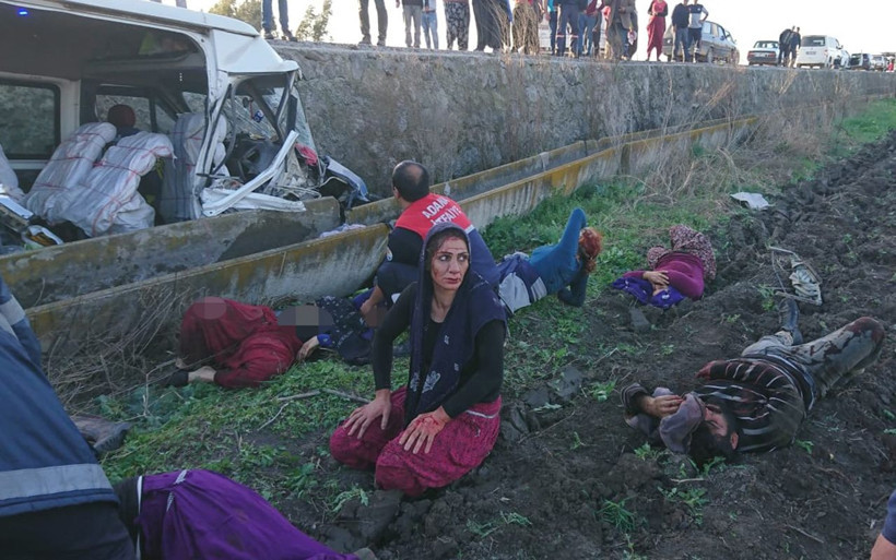 Adana'da tarım işçilerini taşıyan minibüs devrildi 3 ölü 14 yaralı - Resim: 1