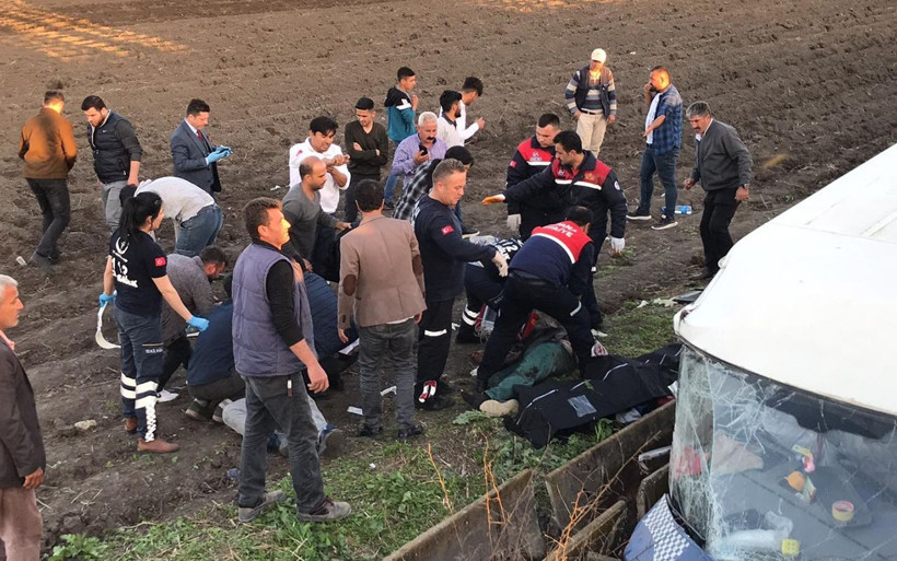 Adana'da tarım işçilerini taşıyan minibüs devrildi 3 ölü 14 yaralı - Resim: 4