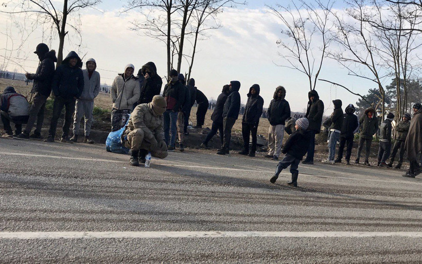Mehmetçiğin kucağından indirmediği sığınmacı çocuğu Yunan gaza boğdu - Resim: 2