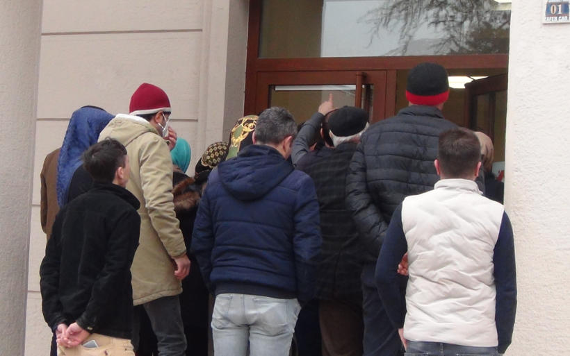 Banka kuyruğu! İçeride mesafe dışarıda temas - Resim: 1