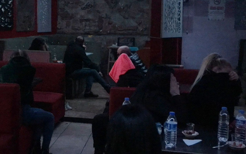 İnanılır gibi değil! Karantinayı hiçe sayıp pavyona gittiler polis kapıları kırarak bastı - Resim: 1