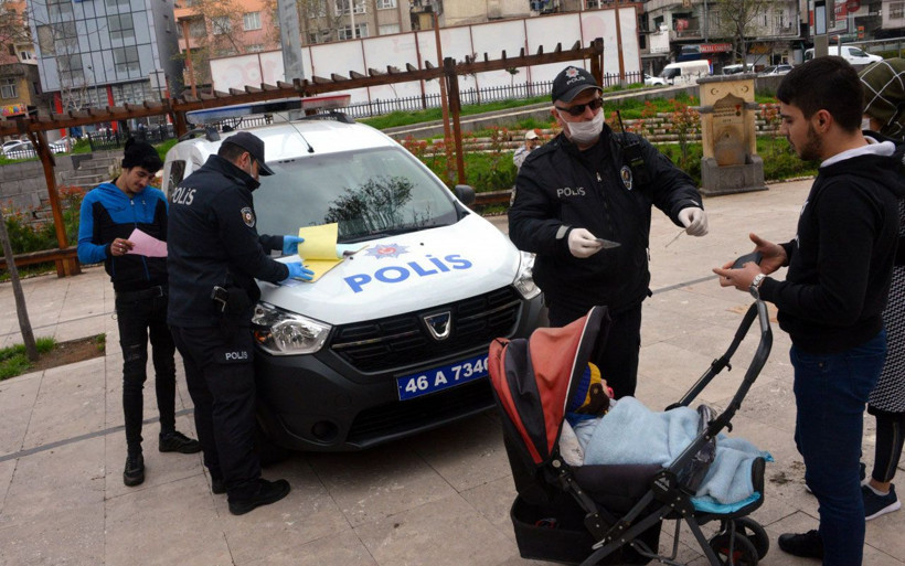 Sokağa çıkanın gözünün yaşına bakılmadı! O genç kız 3 bin lira ceza yedi - Resim: 1
