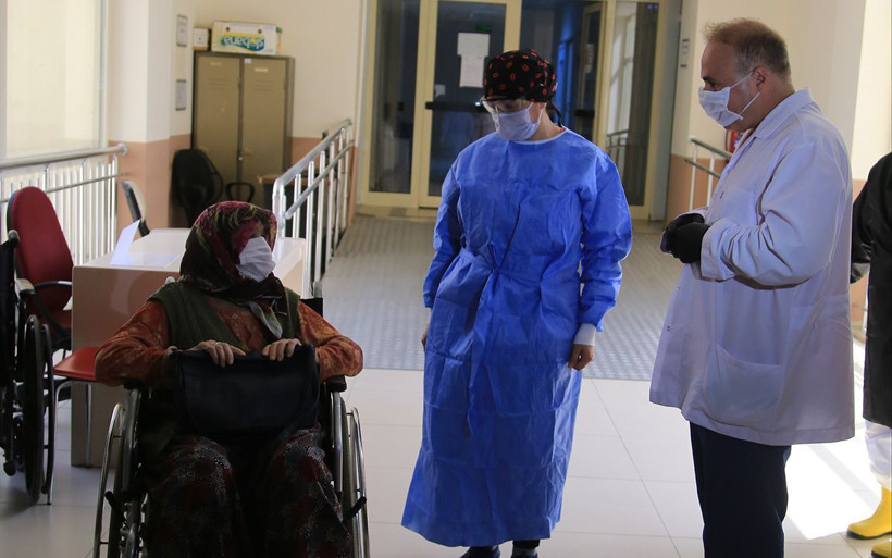 Antalya'da 83 yaşındaki kadın oğlunu kaybettiği koronavirüsten kurtuldu - Resim: 1