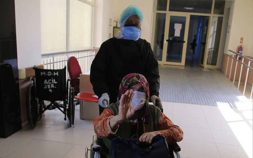 Antalya'da 83 yaşındaki kadın oğlunu kaybettiği koronavirüsten kurtuldu - Resim: 3