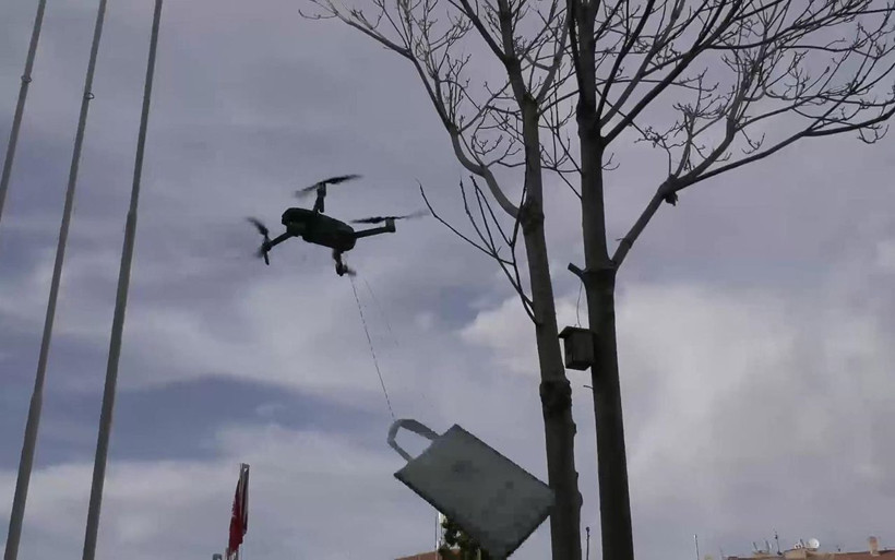 Aksaray Belediyesi 65 yaş üstü kişilere drone ile maske dağıttı - Resim: 3