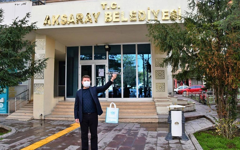 Aksaray Belediyesi 65 yaş üstü kişilere drone ile maske dağıttı - Resim: 1