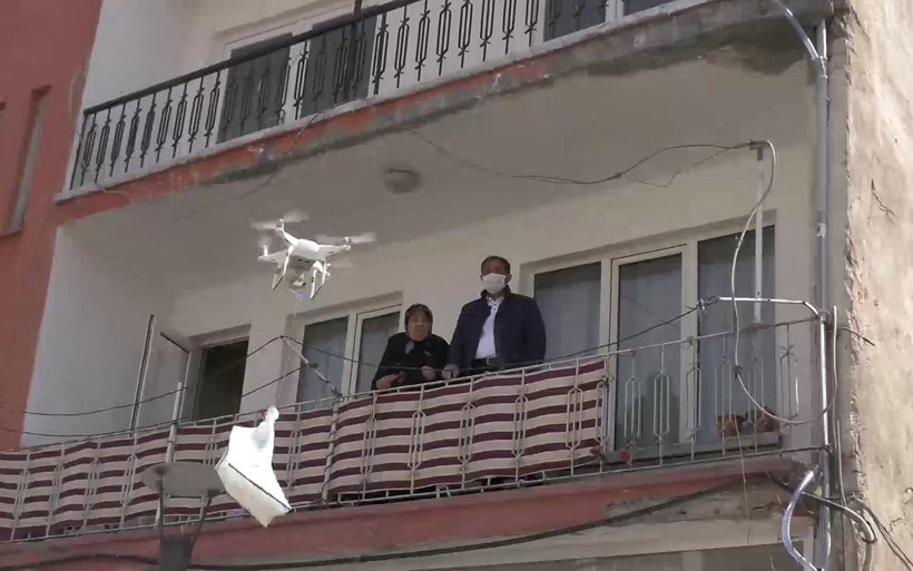 Aksaray Belediyesi 65 yaş üstü kişilere drone ile maske dağıttı - Resim: 4