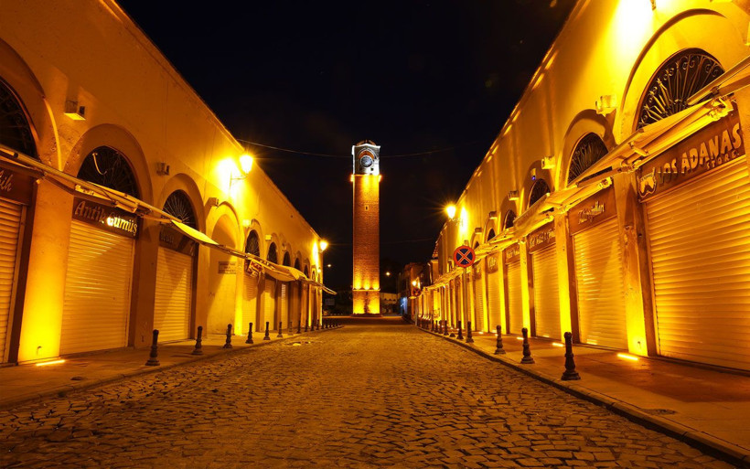Sokağa çıkma yasağı sonrası büyükşehirlerde meydanlar bomboş kaldı - Resim: 1