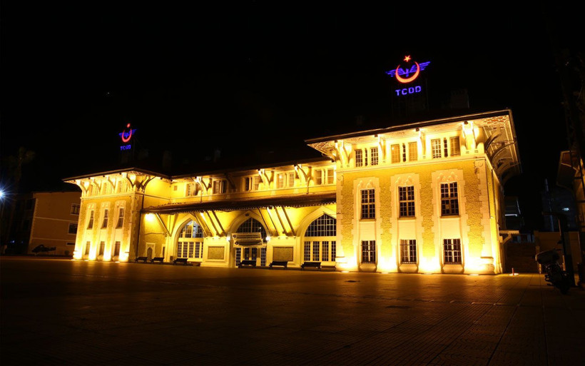 Sokağa çıkma yasağı sonrası büyükşehirlerde meydanlar bomboş kaldı - Resim: 2