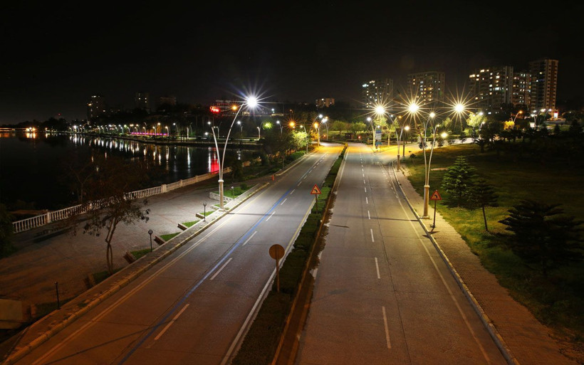 Sokağa çıkma yasağı sonrası büyükşehirlerde meydanlar bomboş kaldı - Resim: 4