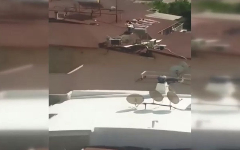 Antalya'da sahile gidemeyen kadınlar çatıda bikinili ve mayolu güneşlendi - Resim: 2