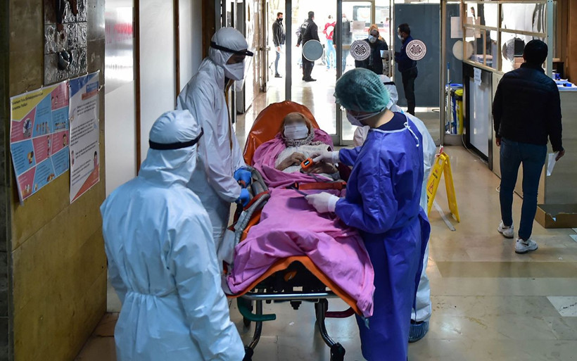 İstanbul’daki sağlık savaşçılarının koronavirüs ile mücadelesi böyle görüntülendi - Resim: 1