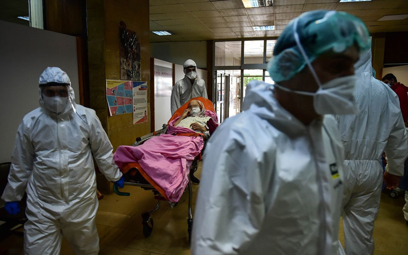 İstanbul’daki sağlık savaşçılarının koronavirüs ile mücadelesi böyle görüntülendi - Resim: 2