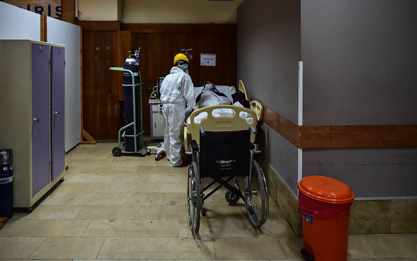 İstanbul’daki sağlık savaşçılarının koronavirüs ile mücadelesi böyle görüntülendi - Resim: 3