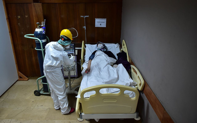 İstanbul’daki sağlık savaşçılarının koronavirüs ile mücadelesi böyle görüntülendi - Resim: 4