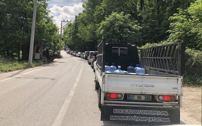 Bursa'da sokağa çıkma yasağı öncesi su kuyruğu 20 litresi 2 buçuk lira - Resim: 2