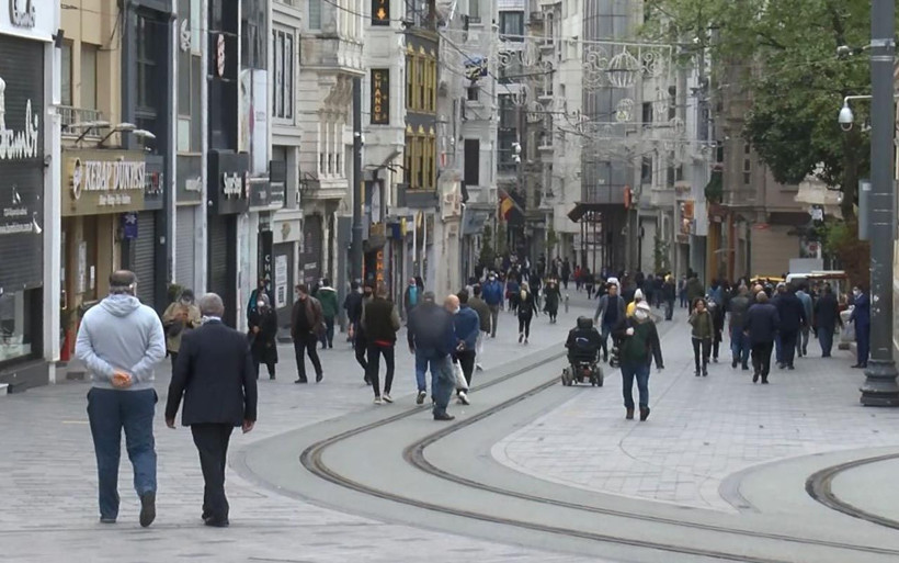 Türkiye'de kısıtlamanın kalktığı 7 ilde yoğunluk yaşanırken caddeler de dolup taştı - Resim: 2
