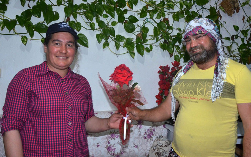 Antalya'da kadın kılığına girip eşinin Anneler Günü'nü kutladı - Resim: 2