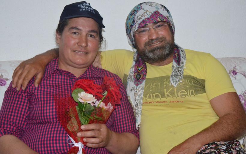 Antalya'da kadın kılığına girip eşinin Anneler Günü'nü kutladı - Resim: 1