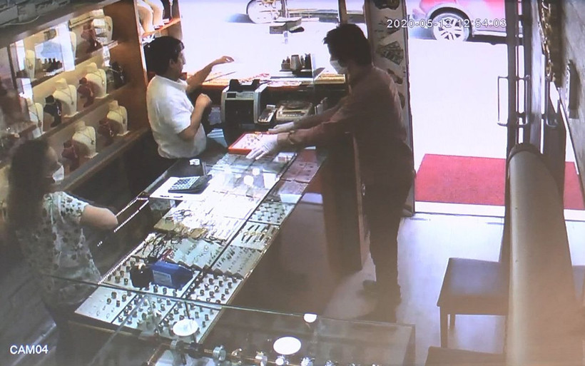 İstanbul Sultangazi'de cerrahi maskeli hırsız 200 bin liralık altın çaldı - Resim: 4