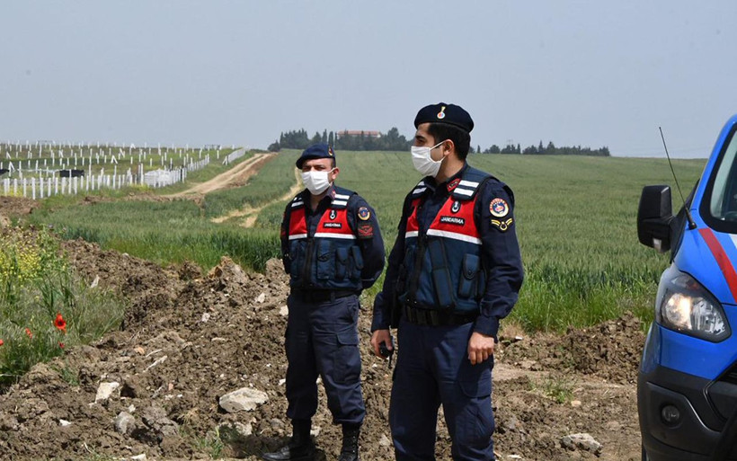 Jandarma tarlaları kullanarak İstanbul'dan Tekirdağ'a geçmek isteyenlere izin vermedi - Resim: 1