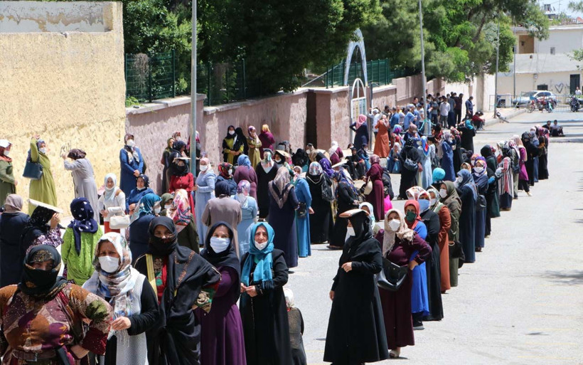 Şanlıurfa'da PTT kuyruğu bitmek bilmiyor her gün 300 bin kişinin akınına uğruyor - Resim: 2