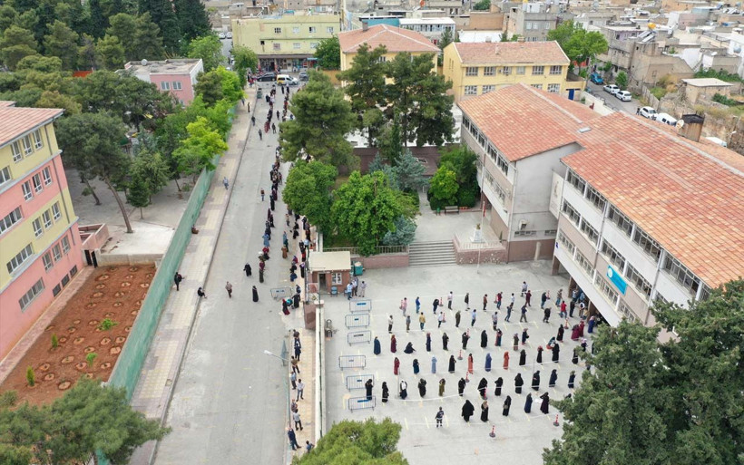 Şanlıurfa'da PTT kuyruğu bitmek bilmiyor her gün 300 bin kişinin akınına uğruyor - Resim: 3