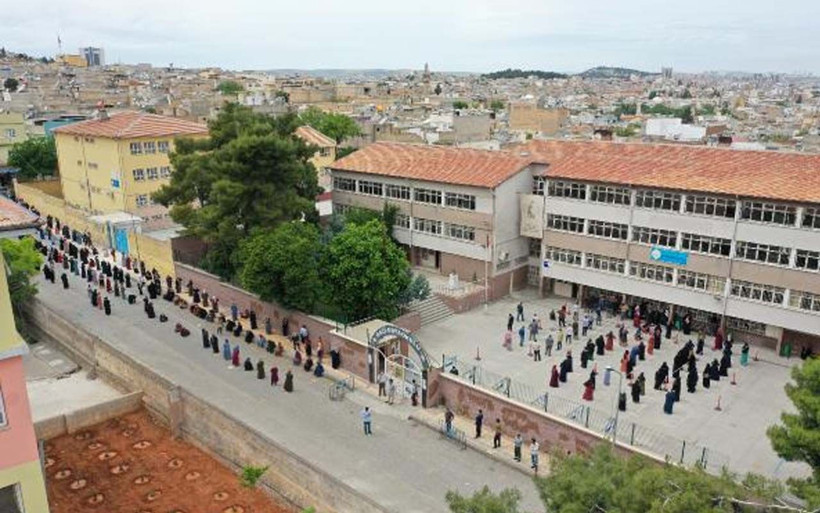 Şanlıurfa'da PTT kuyruğu bitmek bilmiyor her gün 300 bin kişinin akınına uğruyor - Resim: 4