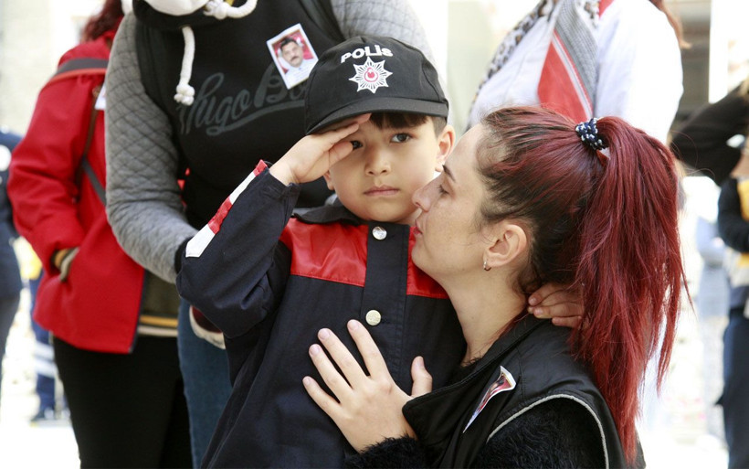 Şehit polis Erman Özcan son yolculuğuna uğurlandı eşi gözyaşlarına boğuldu - Resim: 1