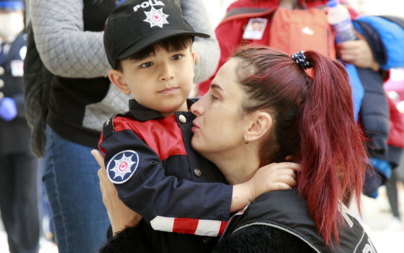 Şehit polis Erman Özcan son yolculuğuna uğurlandı eşi gözyaşlarına boğuldu - Resim: 3