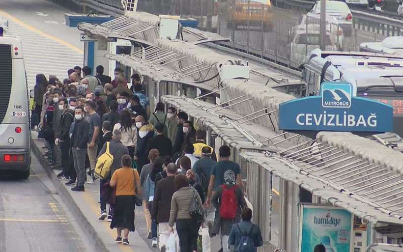 İstanbul normalleşmeye anormal başladı duraklar ve minibüsler doldu - Resim: 1