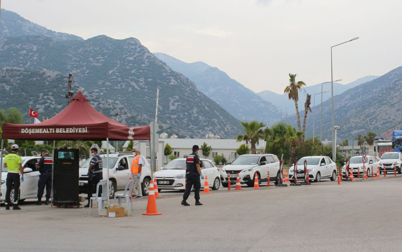 Antalya ve Bodrum'da kırmızı alarm! 34 ve 06 plaka akını kuyruk yaptı - Resim: 1