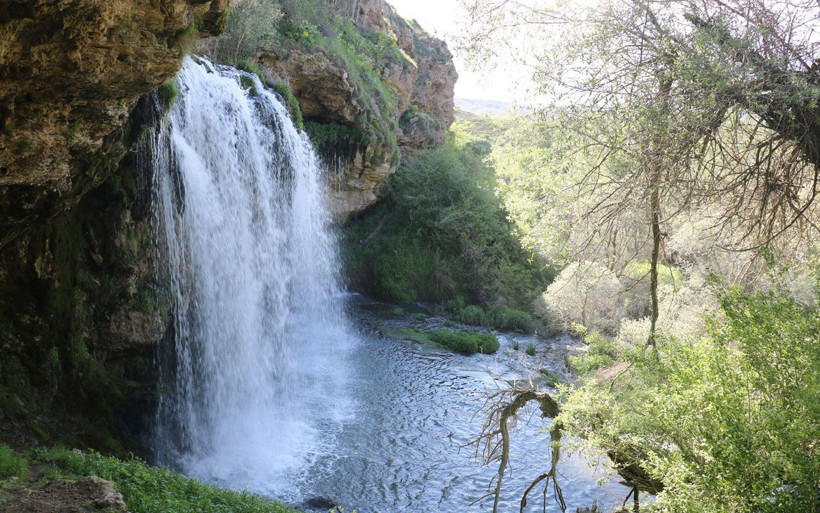 Sivas'ta varlığından bir haberler Bizans mağaralarının olduğu şelale büyülüyor - Resim: 1
