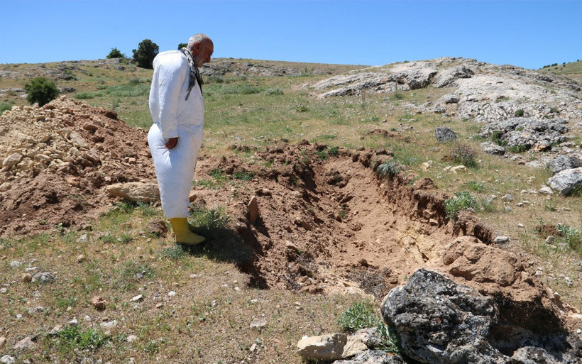 Elazığ'da Urartulardan kalma Hıdırbaba Höyüğü definecilerin zararına uğradı - Resim: 1