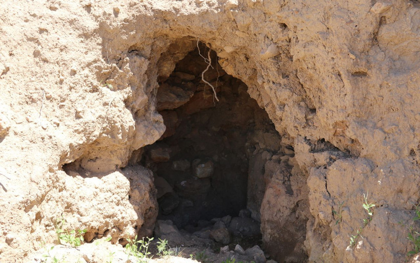 Elazığ'da Urartulardan kalma Hıdırbaba Höyüğü definecilerin zararına uğradı - Resim: 2