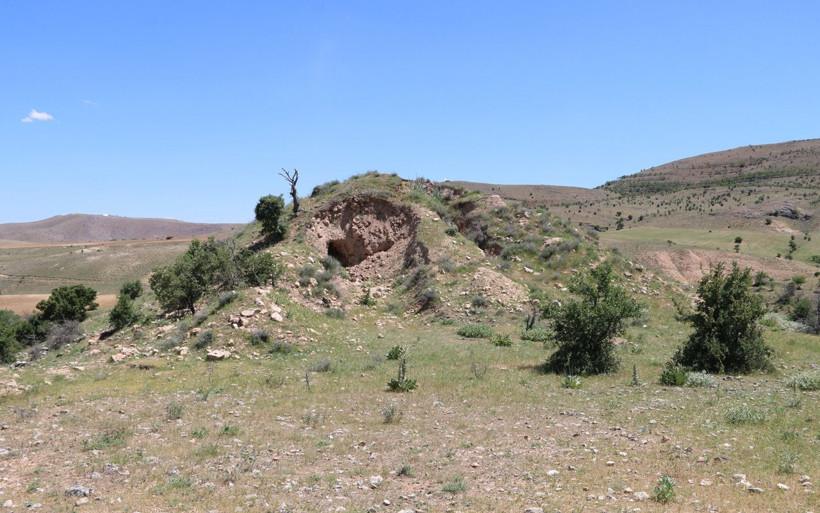 Elazığ'da Urartulardan kalma Hıdırbaba Höyüğü definecilerin zararına uğradı - Resim: 3