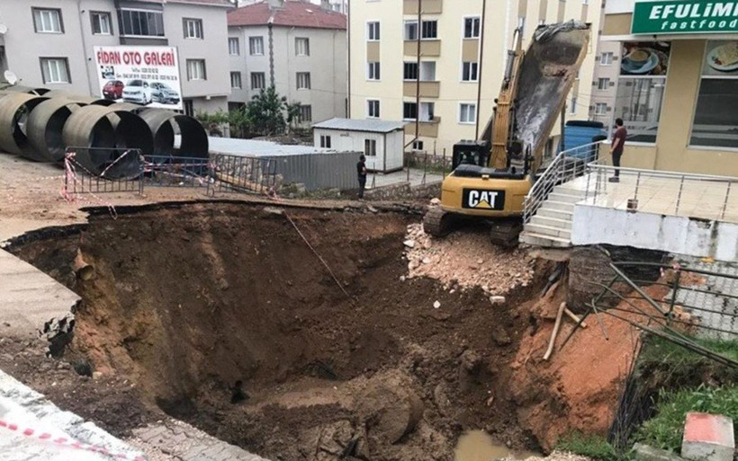 Bilecik'te alt yapı çalışması sırasında göçük - Resim: 1