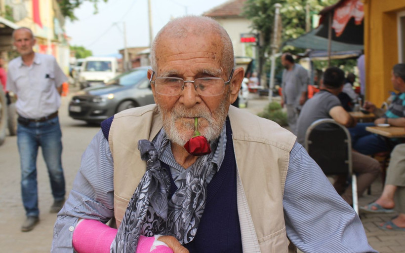 Bursa'da 62 yıldır ağzında gülle geziyor koronavirüsten koruduğunu söylüyor - Resim: 4